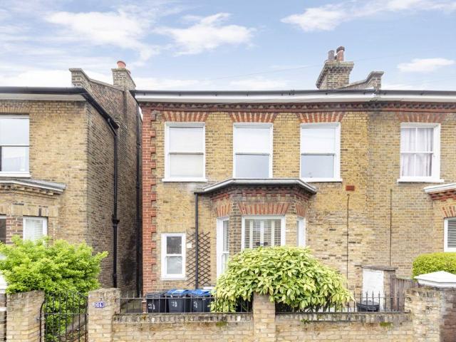 Apartment for rent in London Borough of Merton, Merton Park