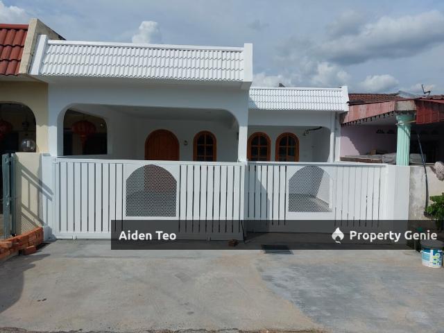 Terraced House for sale in Malaka