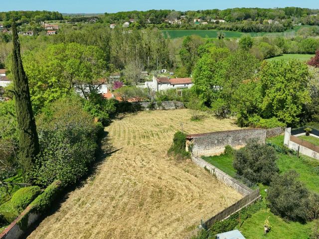 Terrain vente à Saint-Jean-d'Angély, Taillebourg