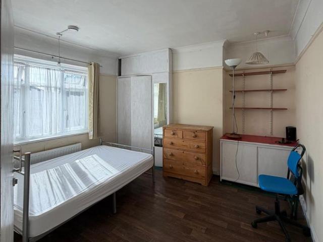 Room for rent in Seven Kings, Greater London