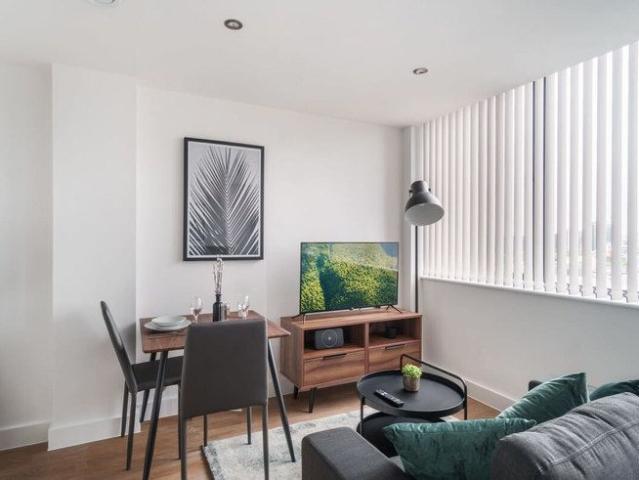 Studio for rent in Gorse Hill, Trafford Park