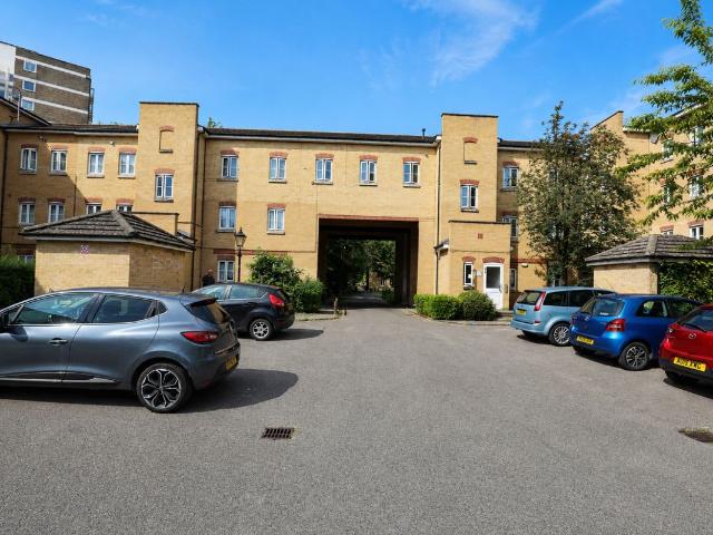 Apartment for rent in Ardleigh Green, Greater London