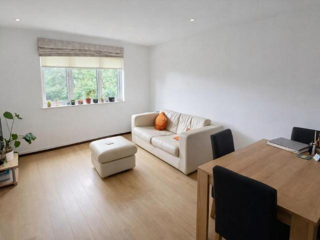Apartment for rent in Little Stanmore, Greater London