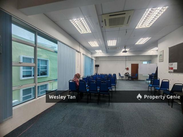 Office for rent in Malaka