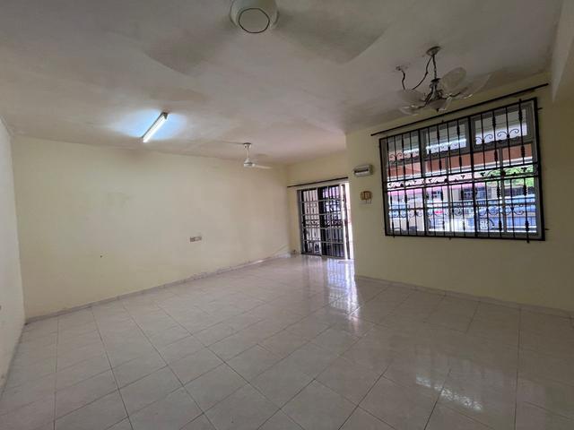 Terraced House for sale in Malaka