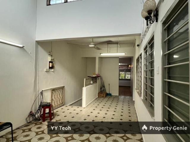 Shop Office for sale in Malaka