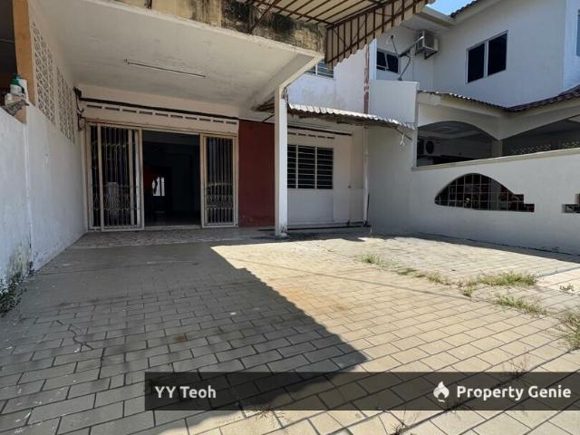 Terraced House for sale in Malaka