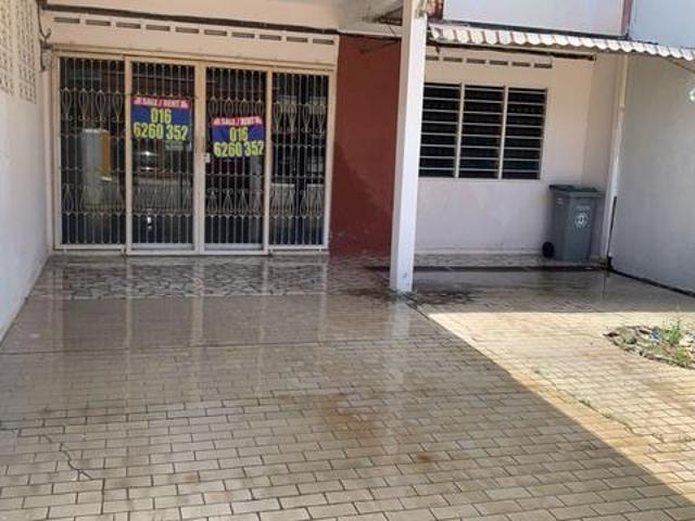 Terraced House for sale in Malaka