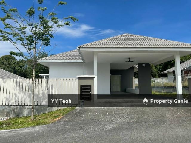 Bungalow for sale in Malaka