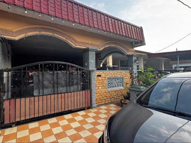Terraced House for sale in Malaka