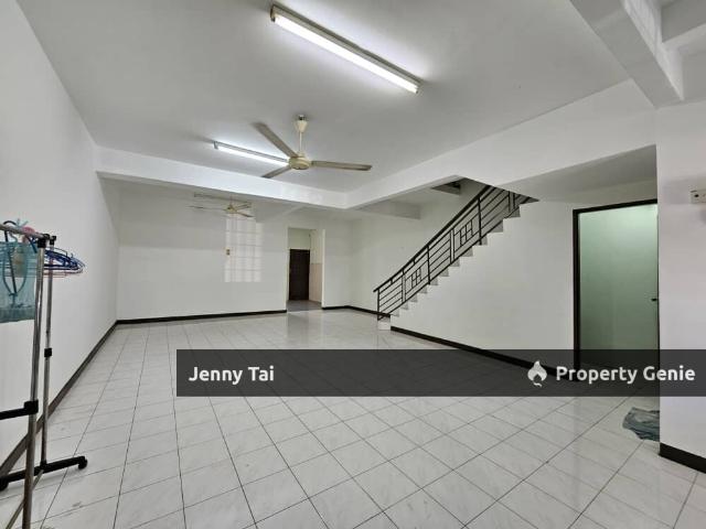 Terraced House for sale in Malaka