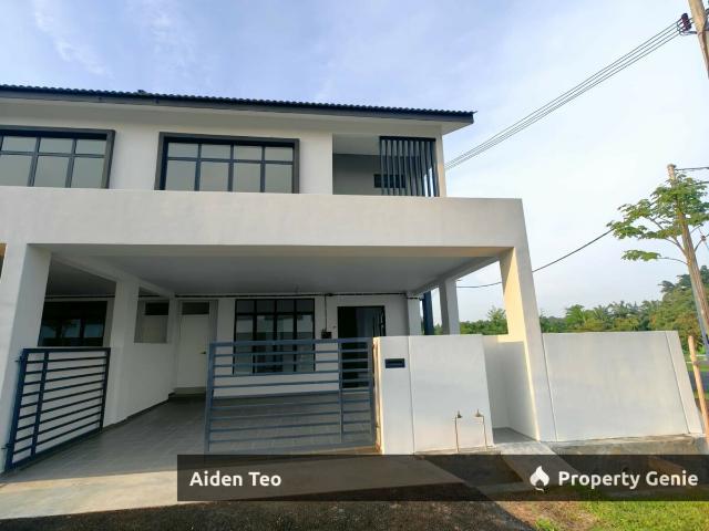 Terraced House for sale in Malaka