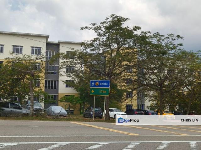 House for sale in Malaka