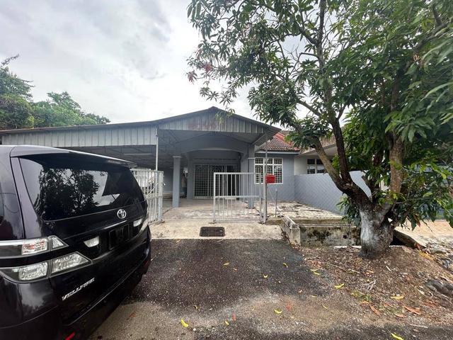 Terraced House for sale in Malaka