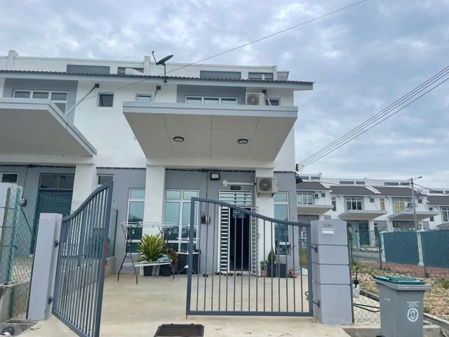Terraced House for sale in Malaka
