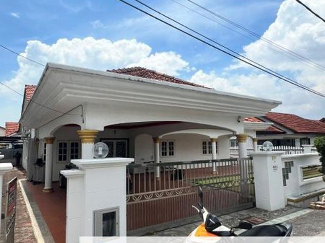 House for sale in Malaka