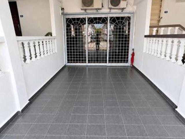 Townhouse for sale in Malaka