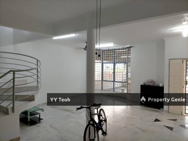 Terraced House for sale in Malaka