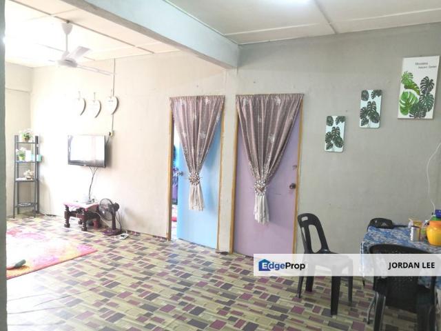 Flat for sale in Malaka