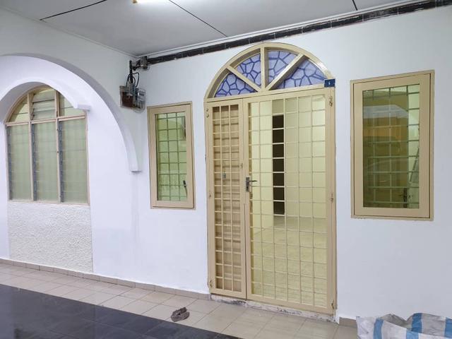 Terraced House for sale in Malaka