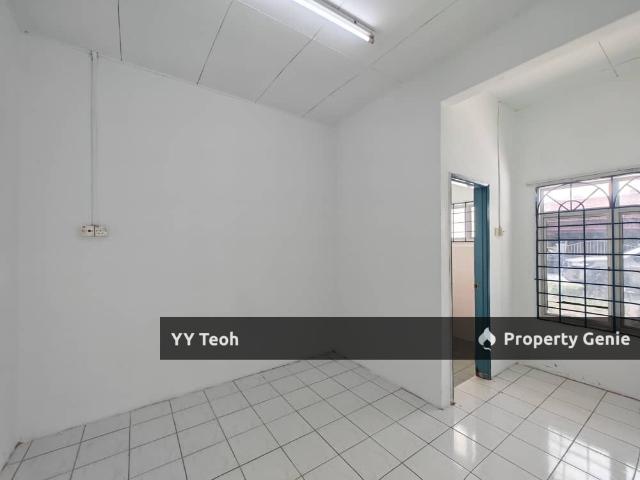 Terraced House for sale in Malaka
