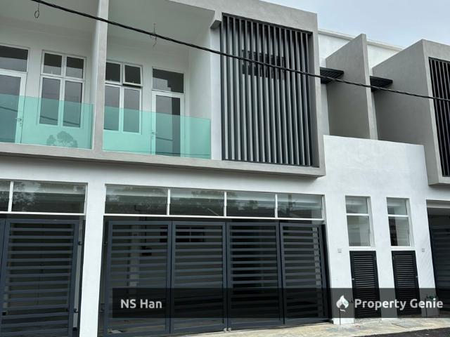 Terraced House for sale in Malaka