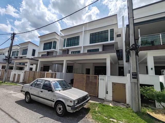 Terraced House for sale in Malaka