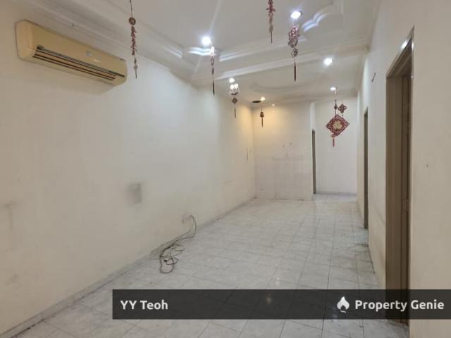 Terraced House for sale in Malaka