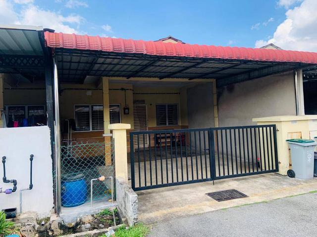 Terraced House for sale in Malaka