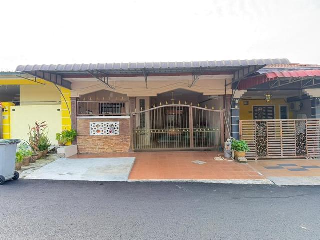 Terraced House for sale in Malaka