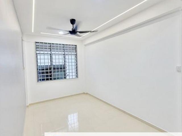 Flat for sale in Pekan Nanas, Johor