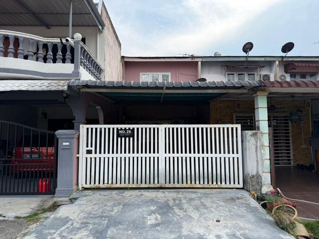 Terraced House for sale in Malaka