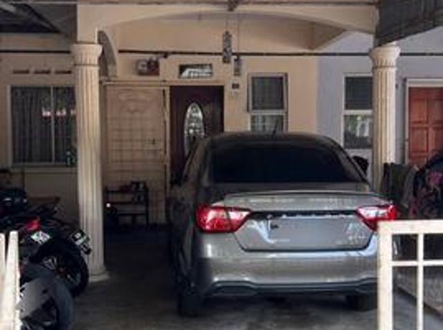 Terraced House for sale in Malaka