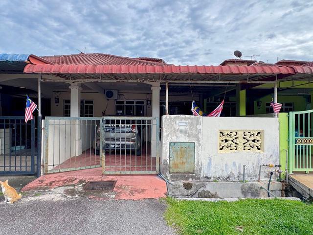 Terraced House for sale in Malaka