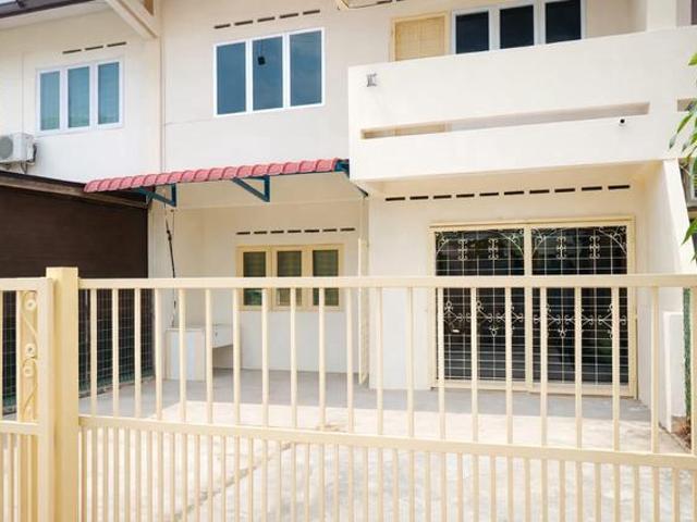 Terraced House for sale in Malaka