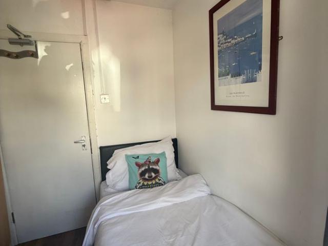 Room for rent in London Borough of Merton, Mitcham