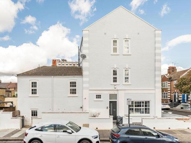 Apartment for rent in West Kensington, Greater London