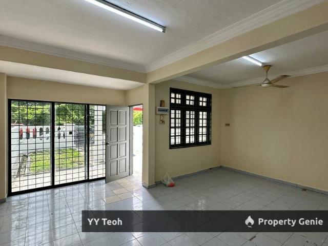 Terraced House for sale in Malaka