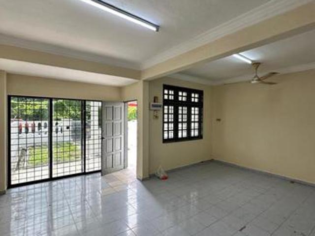 Terraced House for sale in Malaka