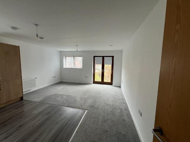 Apartment for rent in Shawmoss, Langside
