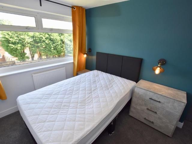 Room for rent in Clifford Park, West Midlands