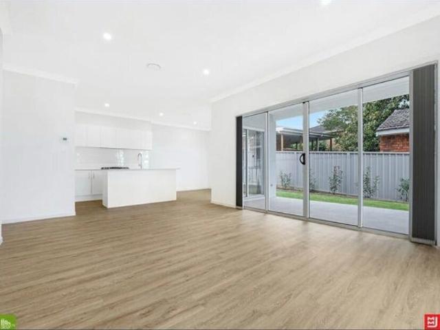 Room for rent in Wollongong West, New South Wales