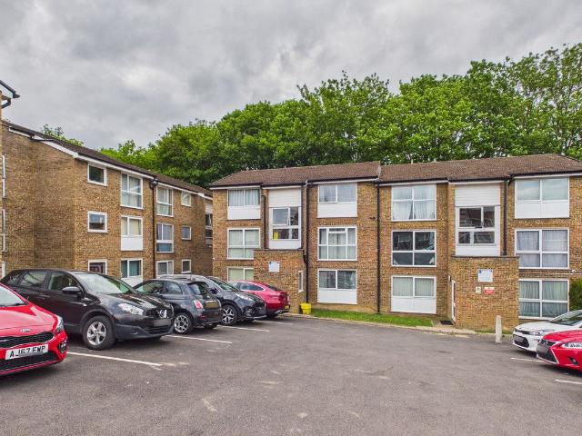 Apartment for rent in Woodhall Farm, Pouchen End