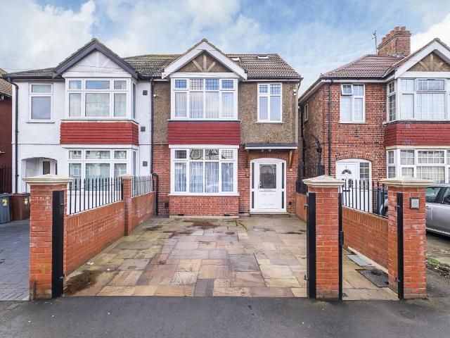 Studio for rent in London Borough of Hounslow, Osterley