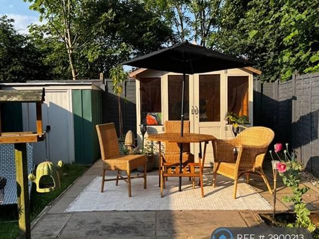 Apartment for rent in Rosehill, Greater London
