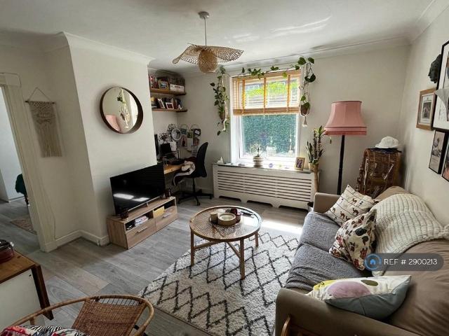 Apartment for rent in Rosehill, Greater London
