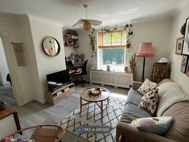 Apartment for rent in Rosehill, Greater London