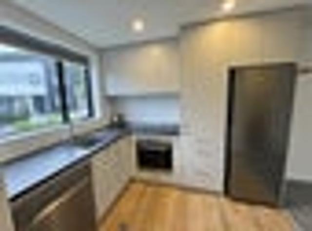 Townhouse for rent in Horokiwi, Wellington