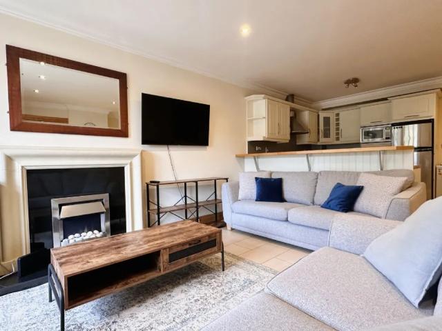 Townhouse to rent in Salthill, Gaillimh