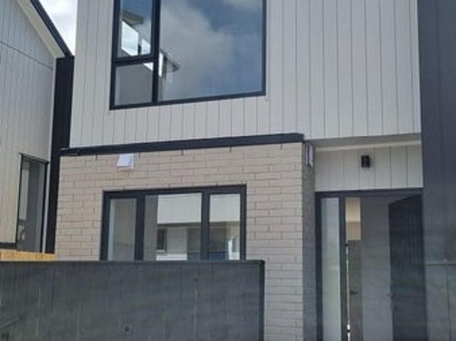 House for rent in Oratia